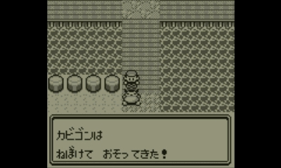 寝てるカビゴンをポケモンの笛で起こす。 XYは、赤緑のオマージュです。