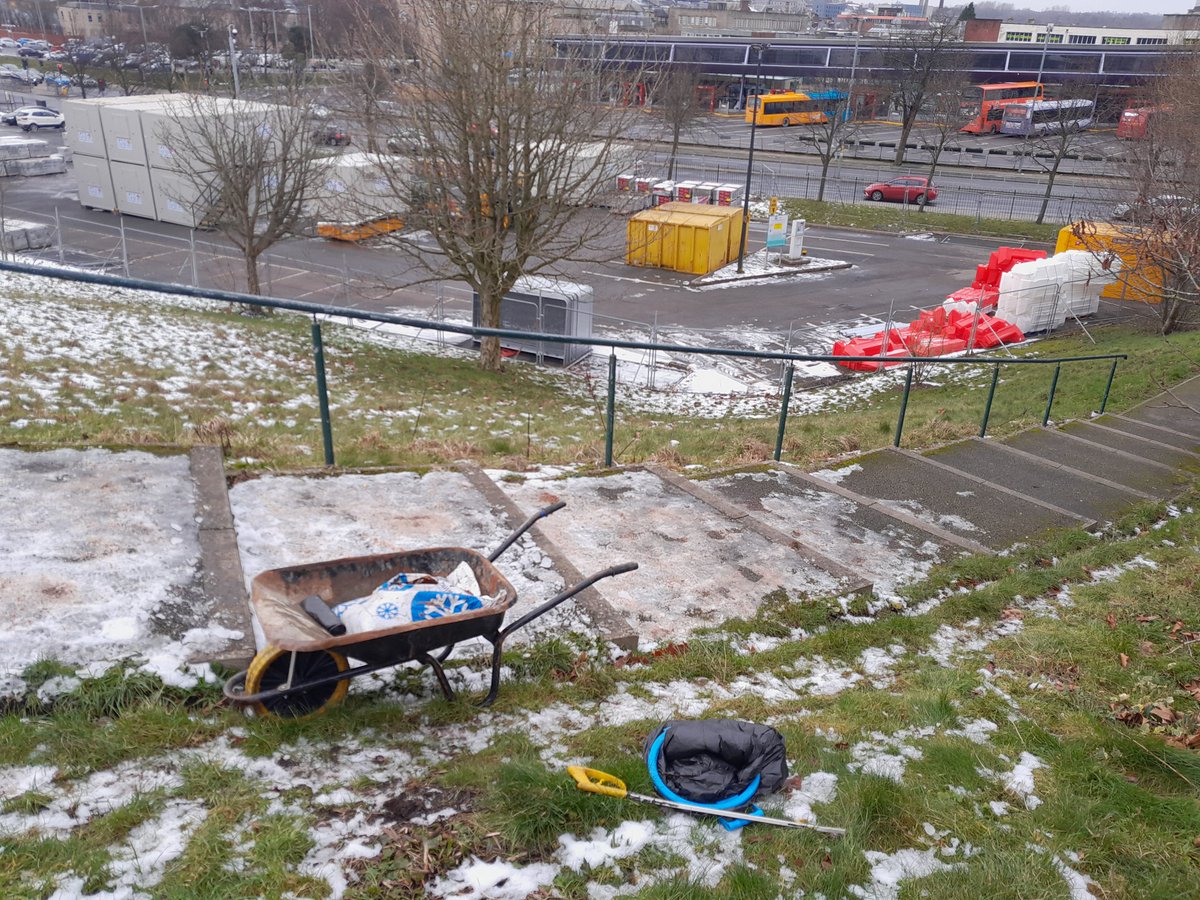 MunroCanal's tweet photo. Great day out with volunteers on the Burnley Mile today as we tackled the litter along the stretch and spread salt on access points to help people be safe whilst enjoying the Canal.

Great job everyone!

#volunteerbywater https://t.co/s3pBmEf4wG