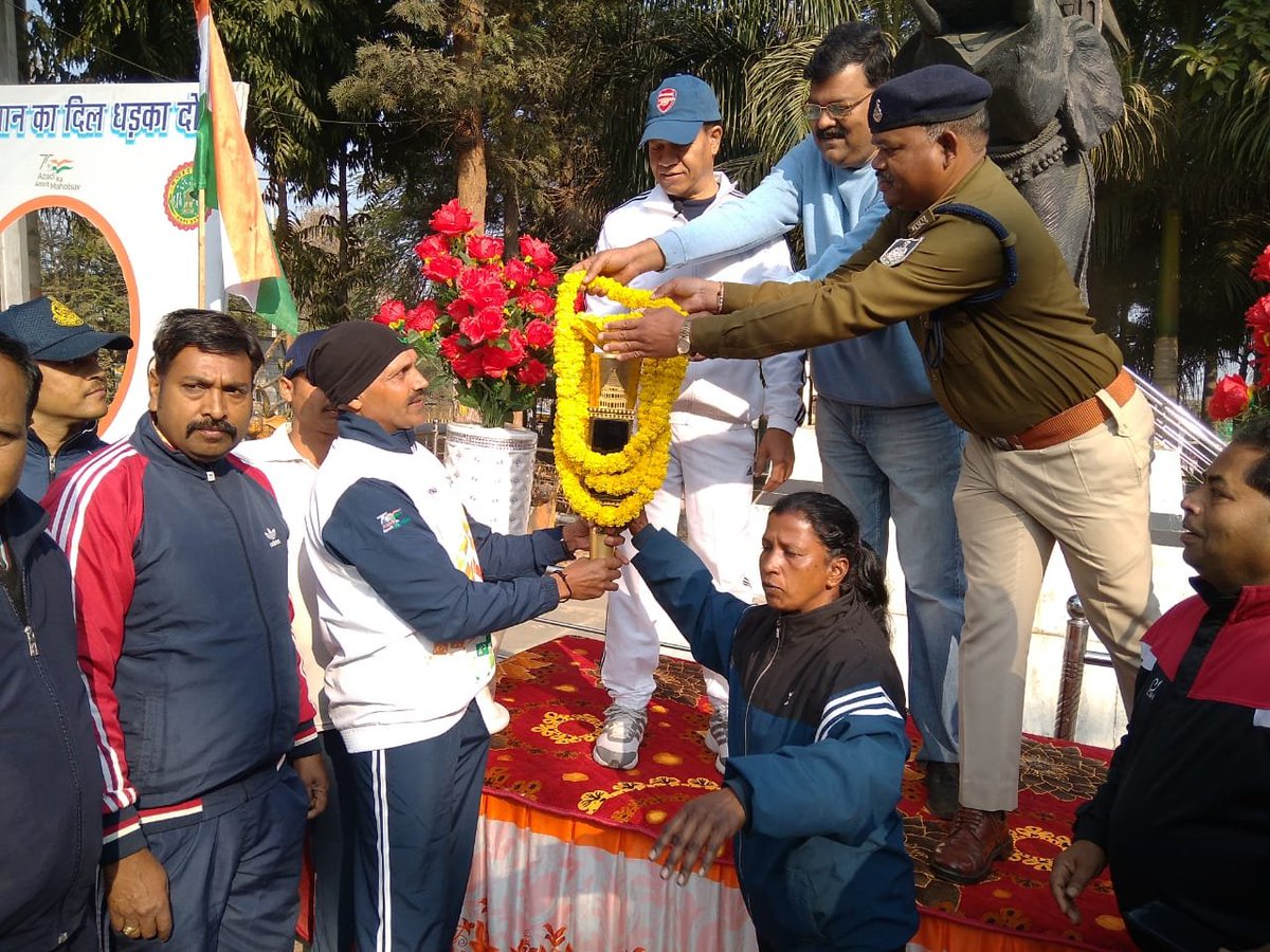 MP_DSYW's tweet photo. 'हिंदुस्तान का दिल धड़का दो'

डिंडौरी जिले पहुंची #KheloIndiaYouthGames2022 की स्मार्ट टॉर्च

बच्चे, बूढ़े और युवाओं ने पूरे शहर में टॉर्च का भ्रमण कराकर #KIYG2022 का किया प्रचार

@CMMadhyaPradesh @yashodhararaje 
#KheloIndiaInMP #JansamparkMP #KIYG2022 #KheloIndia https://t.co/xsQEnLSoG9