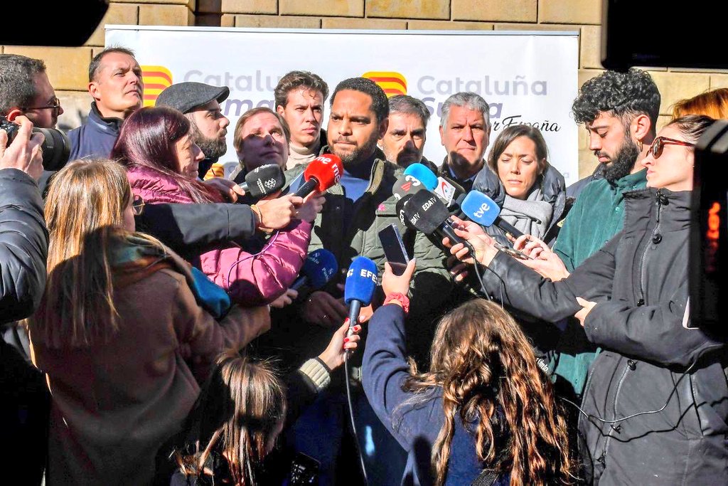 vox_es's tweet photo. VOX junto a los catalanes que se han manifestado hoy en Barcelona.

Los españoles están hartos de un Gobierno que da la espalda a los ciudadanos y da la mano a golpistas, filoetarras y corruptos. https://t.co/LKUVlxjuUe