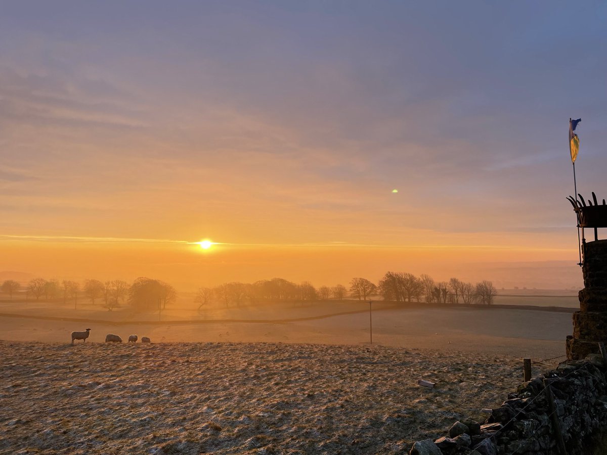 Kerrramba's tweet photo. Chilly morning run, but rewarded with the sunrise. #Richmond #swaledale #running https://t.co/ALFHZG8sbo
