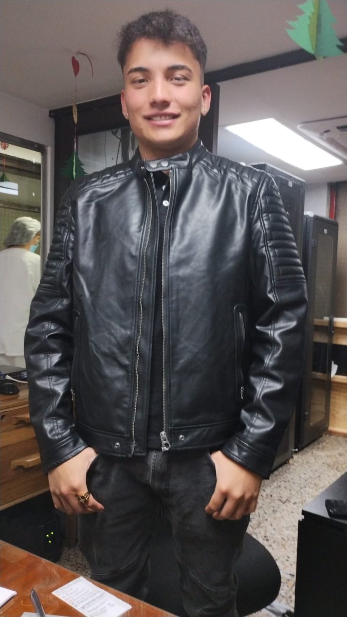 #ServicioSocial Él es Ángel David Saenz Ordoñez, un joven de 18 años que está desaparecido desde el viernes 20 de enero. Según su familia, fue visto por última vez en el bar Dakiti en el sector de Galerías en Bogotá. Para más info al 310 6294686.