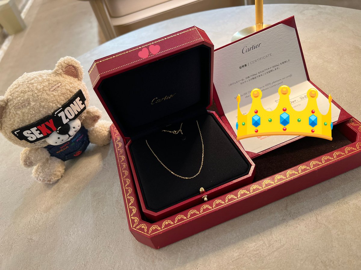 ma_sssss_'s tweet photo. カルティエのネックレス
受け取ってきた🌹❤️
年始明け初日に買いに行って、
3月頃と言われてたけど奇跡的にひとつ
入荷しましたって言われてこんなに早く手に入った🥹💗
同じフォントでエンボスもしっかり！！
5人と一緒、セクゾと一緒って
オタクの自己満だけで
頑張れる〜🫶🫶🫶🫶🫶❤️ https://t.co/iTBi5IMqdo
