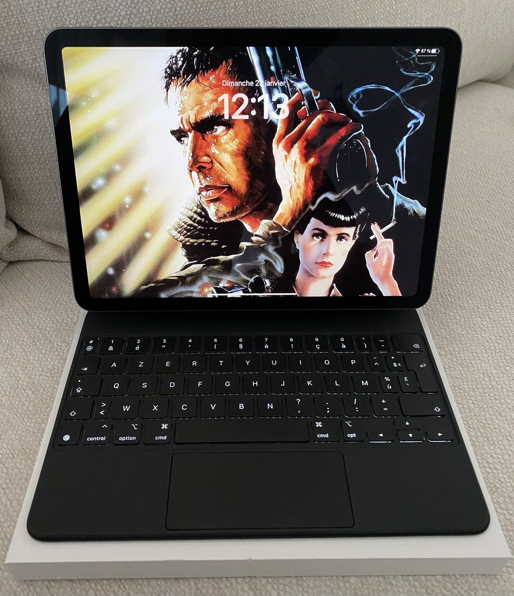 Ripley35800's tweet photo. Petit craquage du week-end après l’#ipadair le weekend dernier ! 🤑 C’est vraiment du beau matos, heureusement pour le prix…😅 #ipadmagickeyboard #Apple #FNAC https://t.co/wVnwmMu03Y