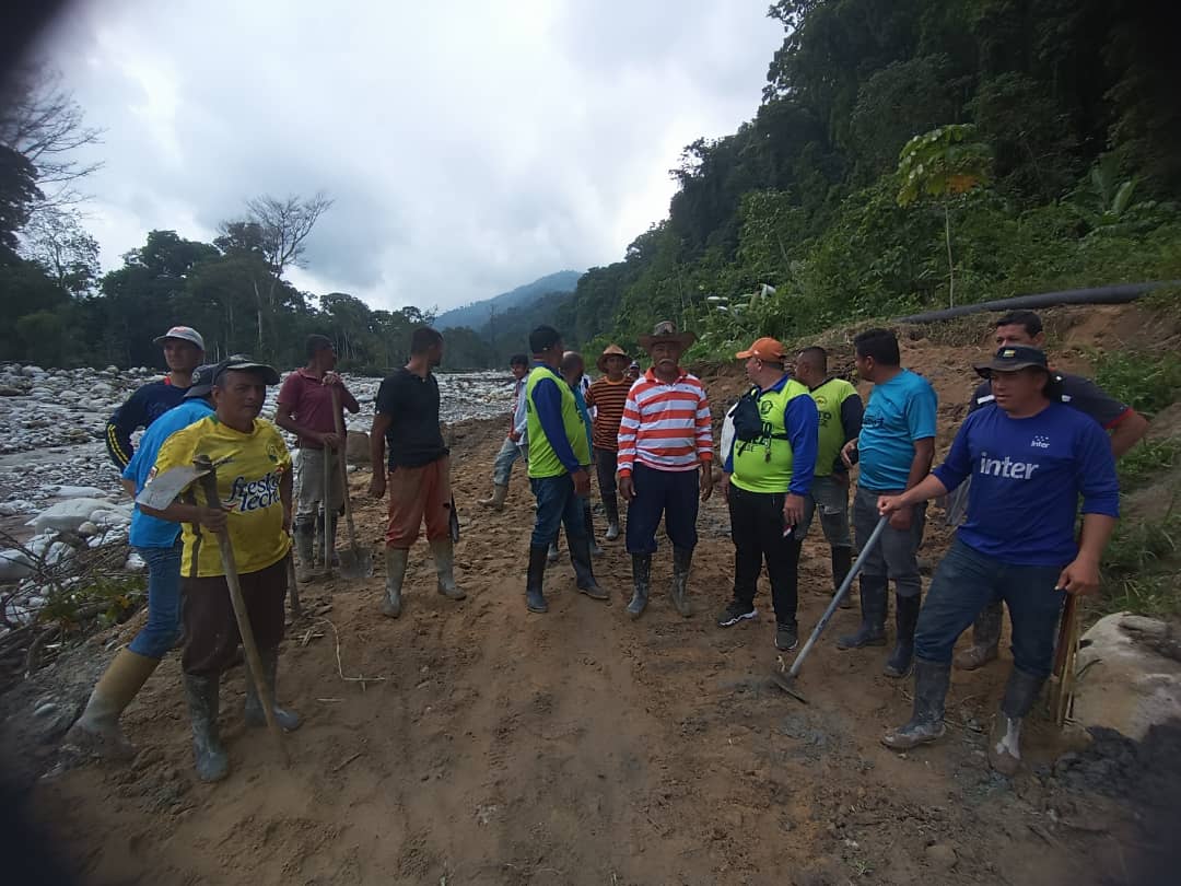 A_CaraccioloPO's tweet photo. Luego del desastre natural en el municipio Caracciolo Parra y Olmedo del pasado #11Nov, donde quedó totalmente destruida la carretera que conduce de Tucaní hacia El Charal, El alcalde Alberto Suárez realizo trabajos para reaperturar la vía.

Leer más:
https://t.co/Ppz0jiG5GK https://t.co/g5YOMLvgz9