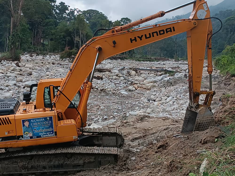 A_CaraccioloPO's tweet photo. Luego del desastre natural en el municipio Caracciolo Parra y Olmedo del pasado #11Nov, donde quedó totalmente destruida la carretera que conduce de Tucaní hacia El Charal, El alcalde Alberto Suárez realizo trabajos para reaperturar la vía.

Leer más:
https://t.co/Ppz0jiG5GK https://t.co/g5YOMLvgz9