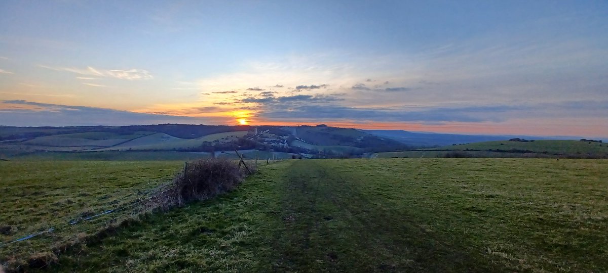 Laura08343515's tweet photo. Just me, some sheep and a hill in chilly  Sussex...nice #WINTER #NTSaddlescombe #devilsdyke #sunset https://t.co/Vyl3Gwj0Xw