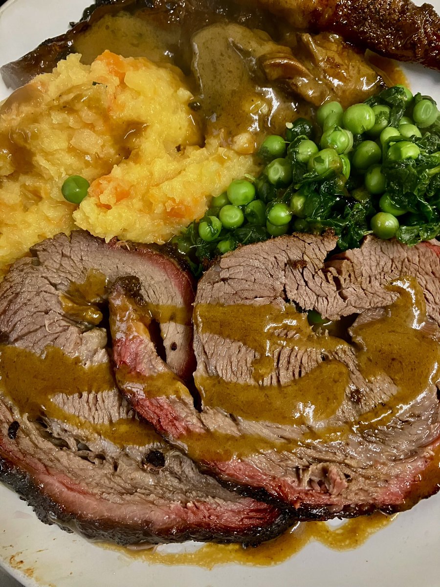 tantrictrevbbq's tweet photo. Superb. Happy with this pot roast Brisket. Thanks @devonwoodsmoke for a fail proof recipe. #brisket #potroast #swedemash #mintedpeas #brisketgravy #bbq #weberkettle #winterbbq #devonwoodsmoke #snakemethod #lowandslow https://t.co/oGF90pENHA