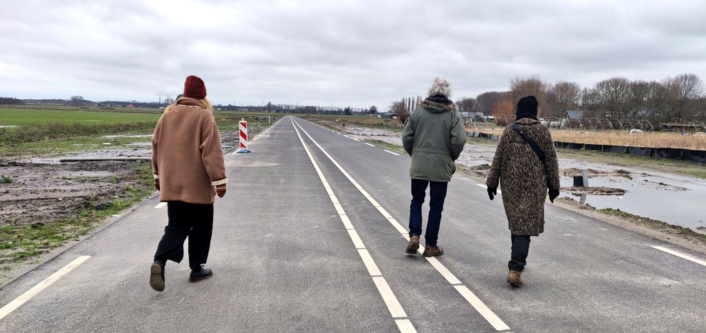 Voedselpark020's tweet photo. #Lutkemeerommetje vandaag, een gure wind, stilte en horizon, op ruim een half uur fietsen vanaf het centrum.
Praten over bijzondere bodemkwaliteit.
We zien rabarber die opkomt (wordt beschermd met dennentakken)
We zien wat er nog te redden valt.
#StopdeVerdozing #Voedselpark020 https://t.co/2jecJj5C9b