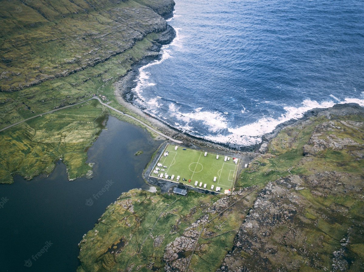 TorresErwerle's tweet photo. La FIFA aprobó una nueva regla del fútbol, pero únicamente es válida para los partidos en las Islas Feroe.

Al haber mucho viento, se permite que en un tiro libre, un jugador sostenga la pelota antes de que su compañero patee, para que la pelota no se mueva.

De no creer. 😳🇫🇴 https://t.co/j1uf1pgv37
