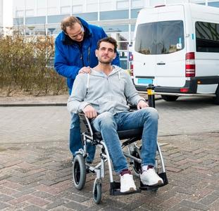 —¿Hijo te está gustando el paseo?
— Si, me está a–sentando bastante bien