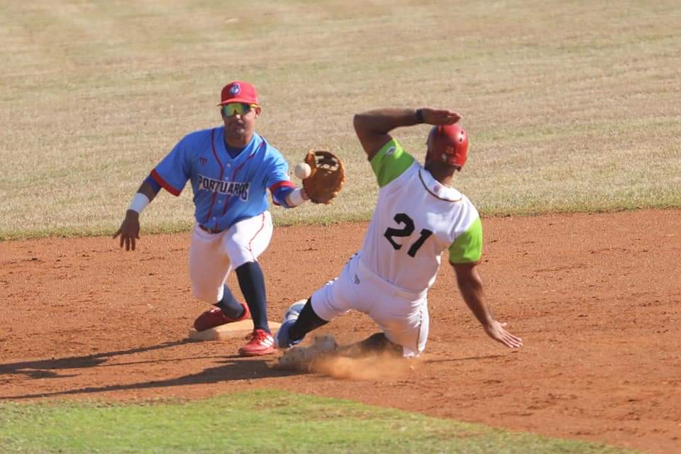 CubanaBeisbol's tweet photo. Convertida en fiesta de pueblo se decide hoy la final de la #ILEBC, animada por Agricultores y Portuarios como antesala de la presencia de #Cuba en la #SerieDelCaribe y el #VClasicoMundal. #Beisbol #BeisbolCubano #elCubaClasico https://t.co/r5e0mK3fel