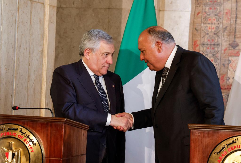 Con il Ministro degli Esteri egiziano Sameh Shoukry abbiamo affrontato le questioni Libia e stabilità del Mediterraneo. Impegno italiano per maggiore cooperazione con Egitto. Più Europa e più Italia in Africa. Anche a lui ho ribadito la necessità di risolvere i casi Regeni e Zaki