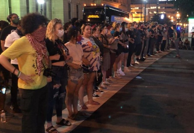 rastamanlive2's tweet photo. WHITE PROTESTERS FORM HUMAN BARRIER TO SHIELD BLACK PROTESTERS FROM LOUISVILLE METRO POLICE https://t.co/4cr9WrGj1r