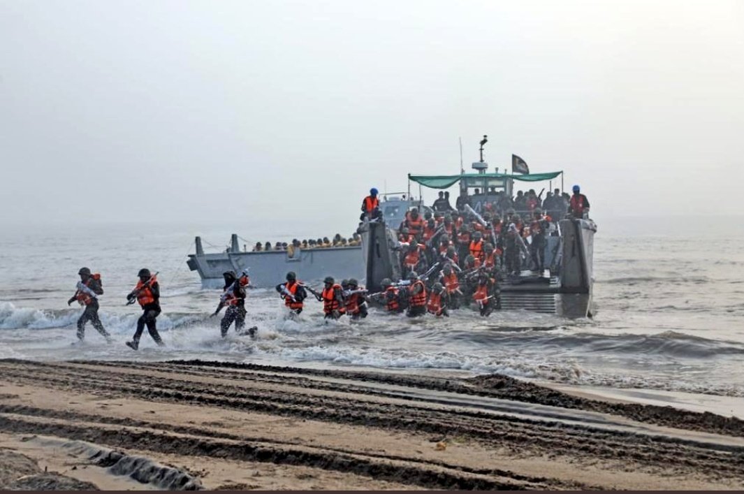 thegomathi's tweet photo. 🇮🇳Largest biennial #TriServices Amphibious Exercise #AMPHEX 2023 conducted near Kakinada #AndhraPradesh, 17-22 Jan 23.
High tempo of #AmphibiousOps with #IndianArmy troops, #IndianNavy amphibious warships & #IndianAirForce aircraft.
#NoBeachtooHard
#NoShoretooFar https://t.co/Q1mxC2S0ET