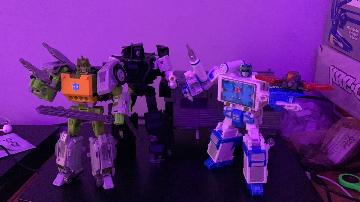 blitz_doggo's tweet photo. birthday haul!!! (not my birthday anymore)
i do kind of regret buying springer already tho, his bot mode is nice and so are his accessories but the transformations are really fiddly and it feels like nothing really tabs in
#transformers #springer #motormaster #SGsoundwave https://t.co/dyu3WWw00U