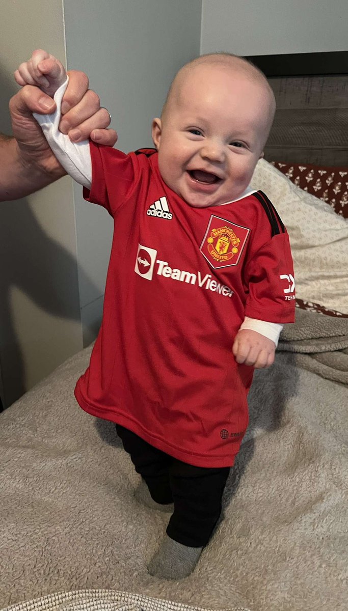 MikeyWysocki's tweet photo. @NBCSportsSoccer @peacock 4mo old Brewster finally fits in his United kit and he's ready to cheer on the boys! #MyPLMorning #GGMU https://t.co/b40ZU8ZAVM