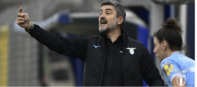 eaglessup's tweet photo. 𝐋𝐀𝐙𝐈𝐎 𝐖𝐎𝐌𝐄𝐍: 𝐏𝐑𝐈𝐌𝐀 𝐒𝐂𝐎𝐍𝐅𝐈𝐓𝐓𝐀 𝐈𝐍 𝐂𝐀𝐒𝐀
La Lazio di mister #Catini cade al Fersini nella sua prima sconfitta casalinga ad opera del Verona che passa in vantaggio, con Rognoni, al 4° minuto su un ribaltamento di fronte improvviso.
Le ragazze… Altro... https://t.co/b4zg1pzEw9