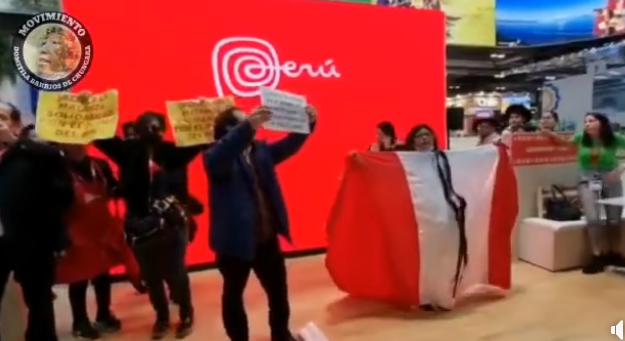 aldiaperupe's tweet photo. #ParoNacionalPeru:  Manifestantes irrumpen en stad de Perú en la #FERIA FITUR MADRID 2023 - ESPAÑA para denunciar los asesinatos de más de 60 peruanos en el gobierno de Dina Boluarte. #DinaRenunciaYa 

TAG: rectora DDHH Puno Cusco Arequipa https://t.co/nI2XAleiQG