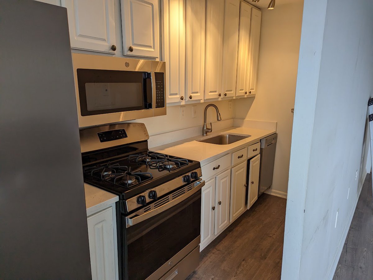 FBrenovations's tweet photo. I must admit I may not be the biggest fan of small kitchens, but the end results of this condo kitchen present a great argument.π€π
#kitchen #kitchenremodel #kitchendesign #kitcheninspiration #kitchengoals #firebellyeffect #renovation #interior #contractor #dmv #renovationhome https://t.co/HuPx9oal7O