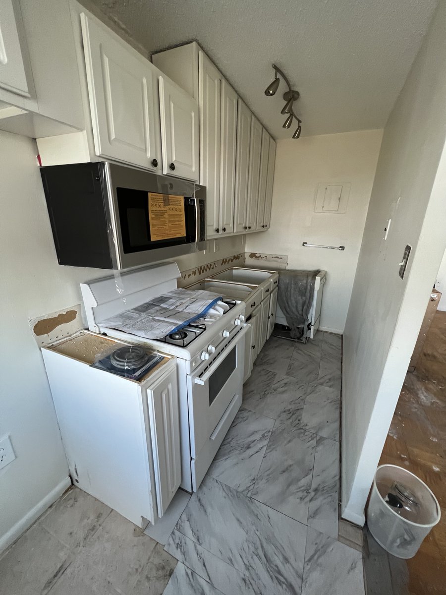 FBrenovations's tweet photo. I must admit I may not be the biggest fan of small kitchens, but the end results of this condo kitchen present a great argument.π€π
#kitchen #kitchenremodel #kitchendesign #kitcheninspiration #kitchengoals #firebellyeffect #renovation #interior #contractor #dmv #renovationhome https://t.co/HuPx9oal7O