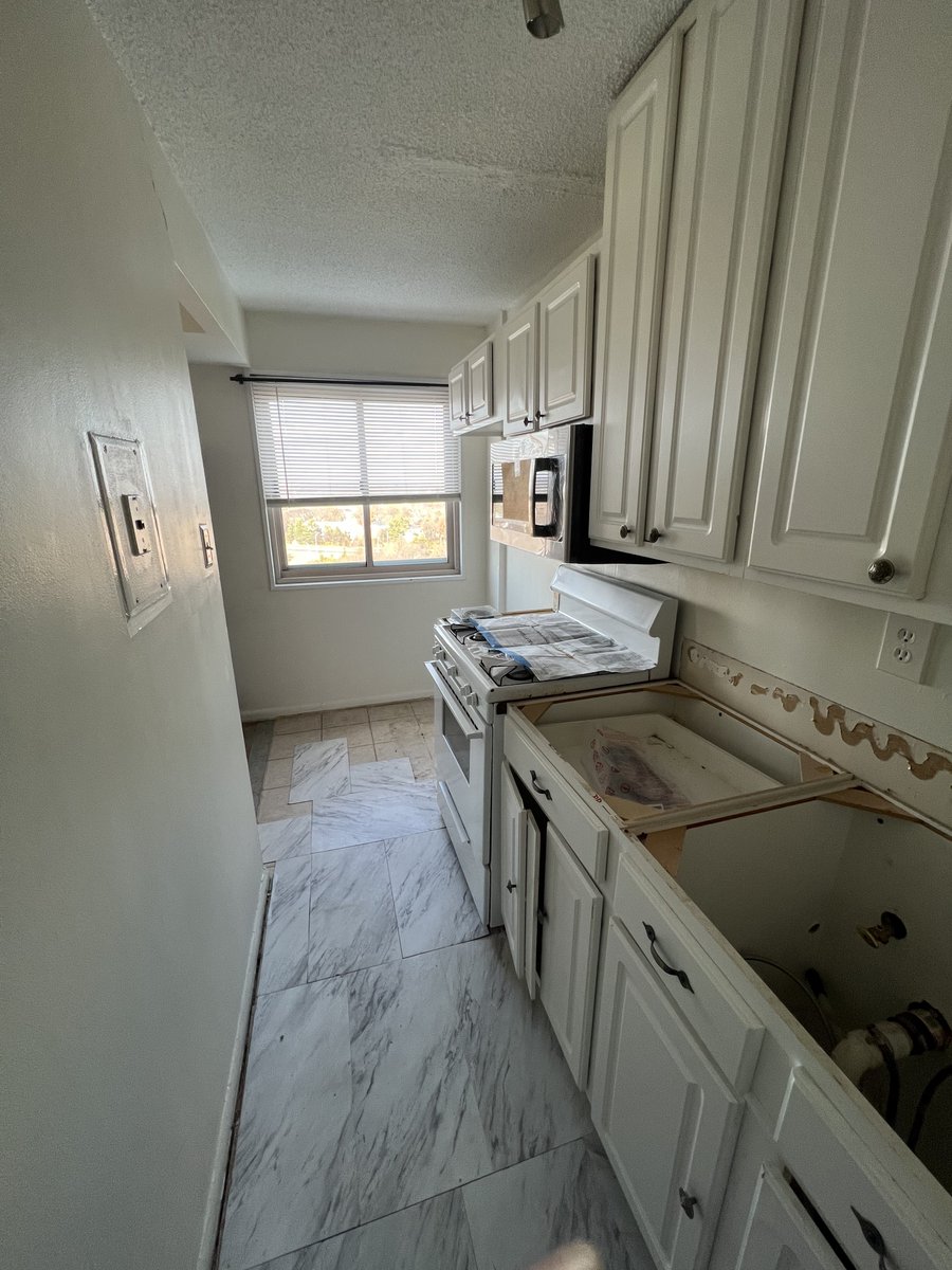 FBrenovations's tweet photo. I must admit I may not be the biggest fan of small kitchens, but the end results of this condo kitchen present a great argument.π€π
#kitchen #kitchenremodel #kitchendesign #kitcheninspiration #kitchengoals #firebellyeffect #renovation #interior #contractor #dmv #renovationhome https://t.co/HuPx9oal7O