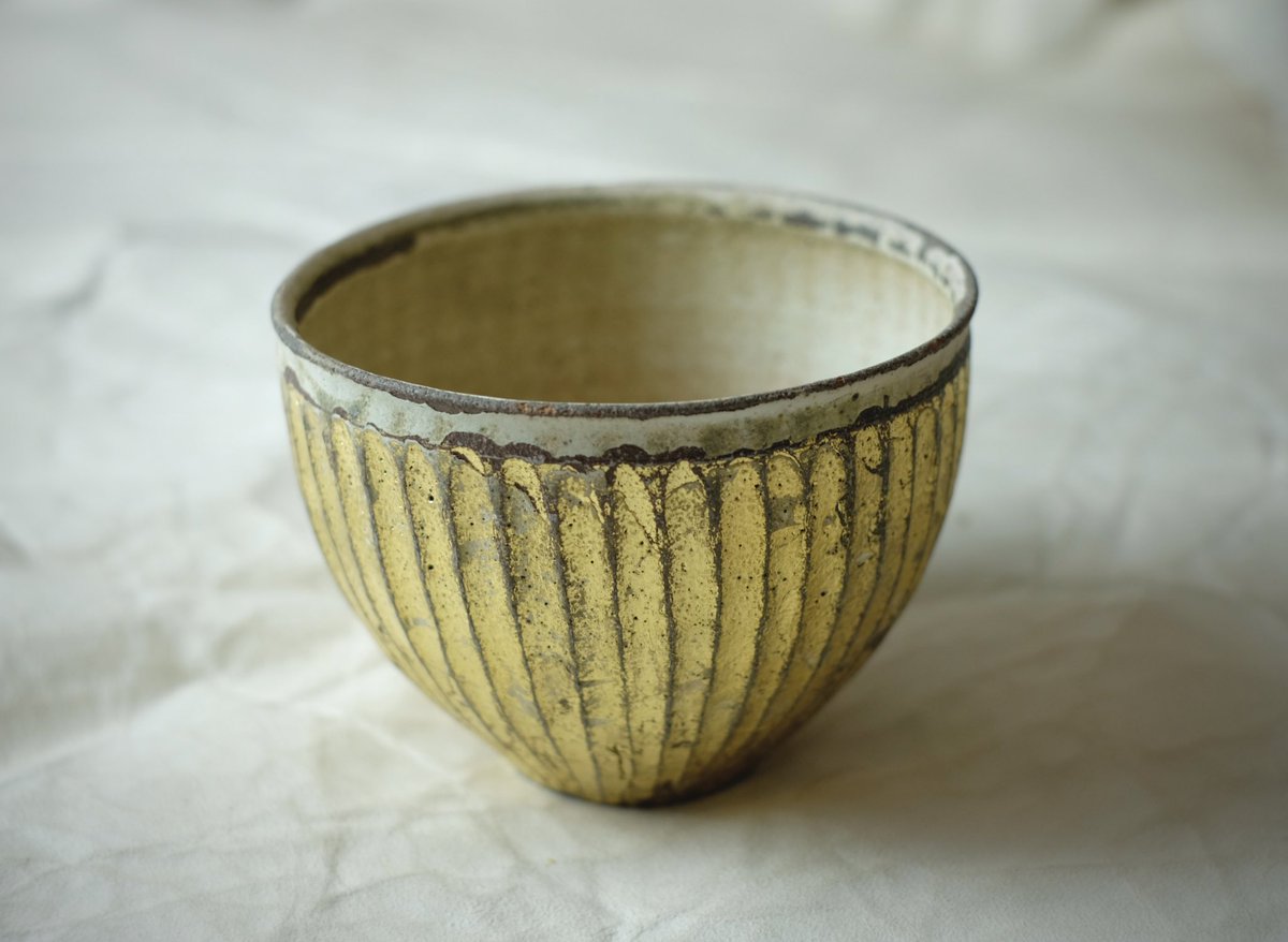 anagamafired's tweet photo. New fluted bowl with 23 carat gold leaf in celebration of the #LunarNewYear.
#pottery #ceramics #handmadetableware #britishcraft #potterycollector https://t.co/qfMjmPCB1X