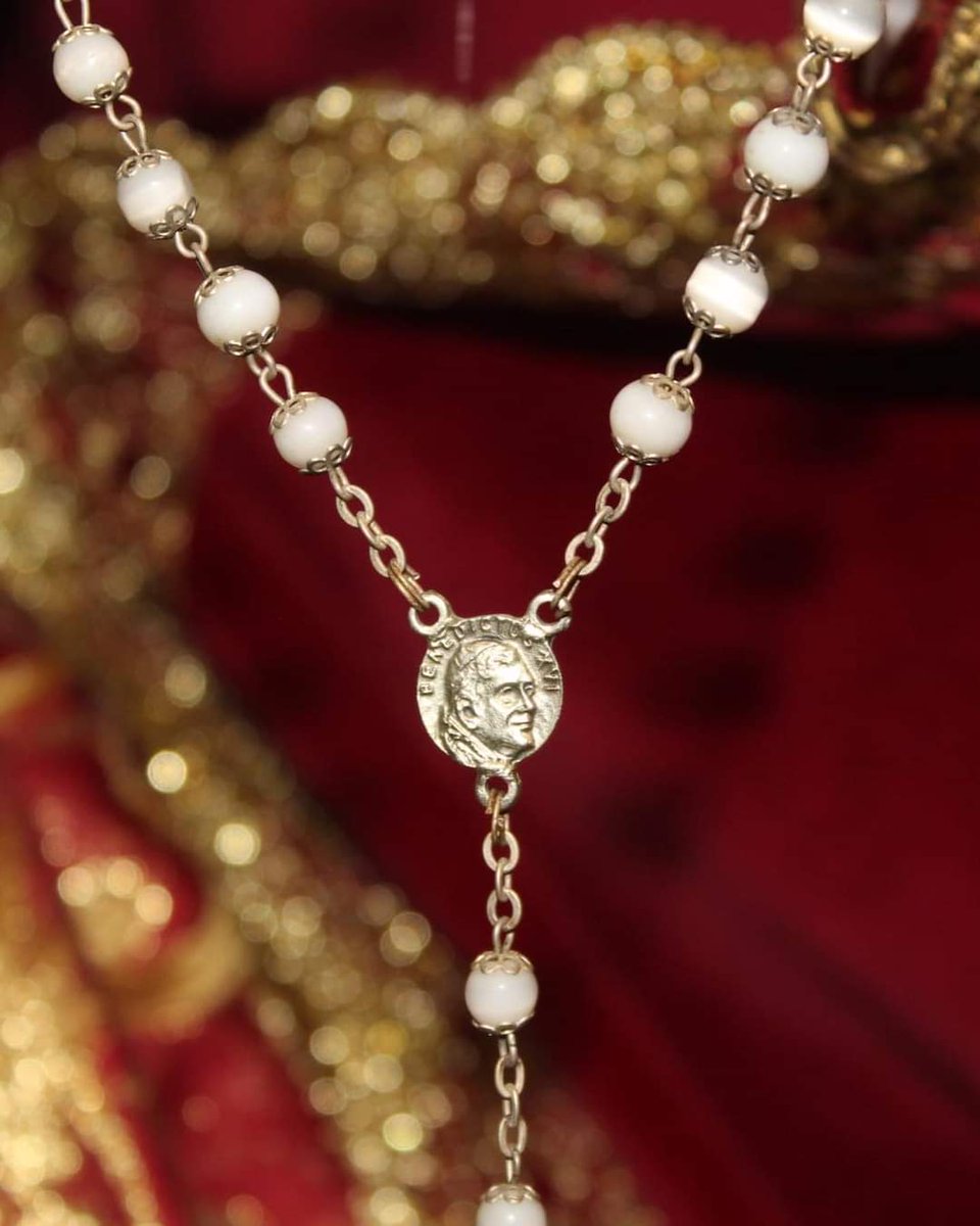 Nuestra Señora de la Victoria ataviada para el tiempo ordinario y para la festividad de la Candelaria. Luce en su mano un rosario del Papa Benedicto XVI tras su fallecimiento.

#SienteElCautivo
#CautivodetuVictoria
#Olivares
