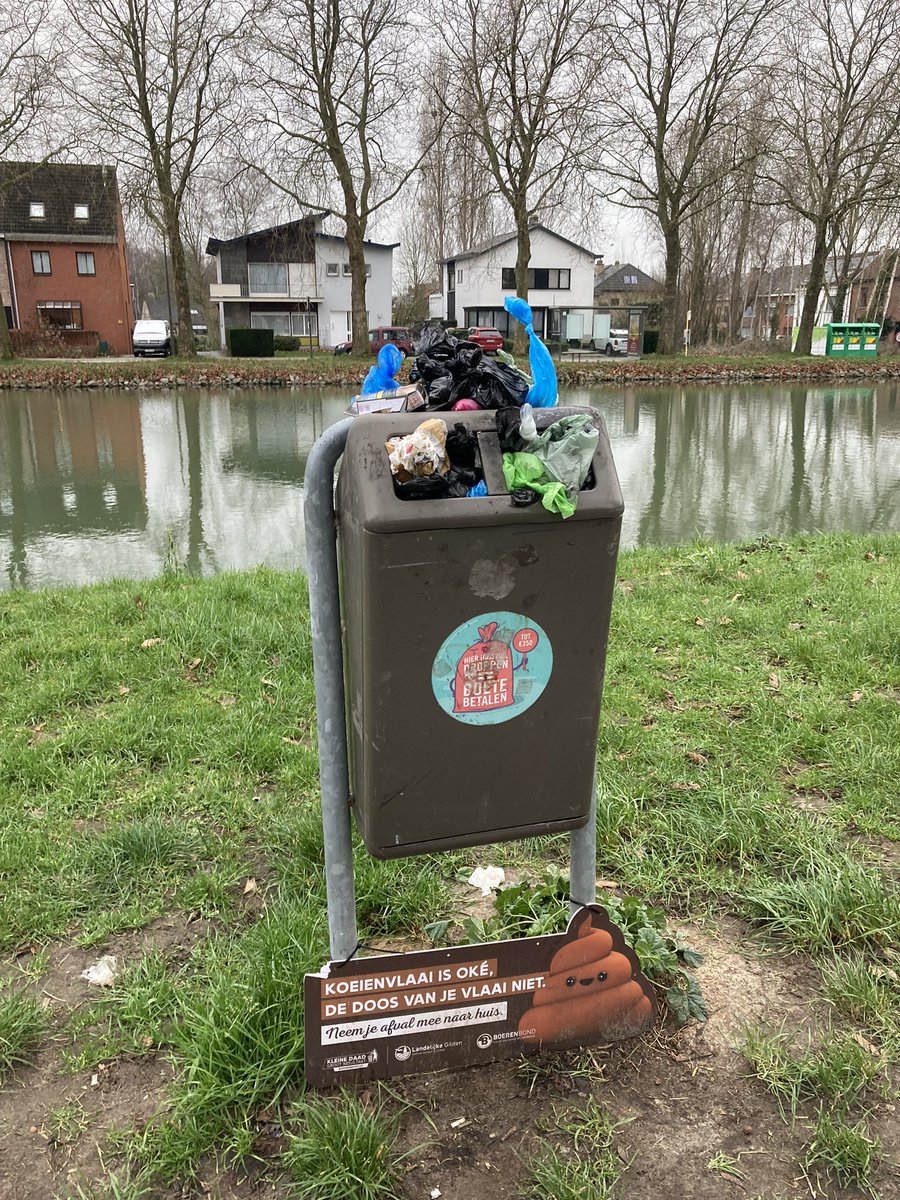 Vraagje: waarom steken hondenliefhebbers hun kakzakje niet gewoon thuis in de vuilniszak als de openbare vuilbak uitpuilt?