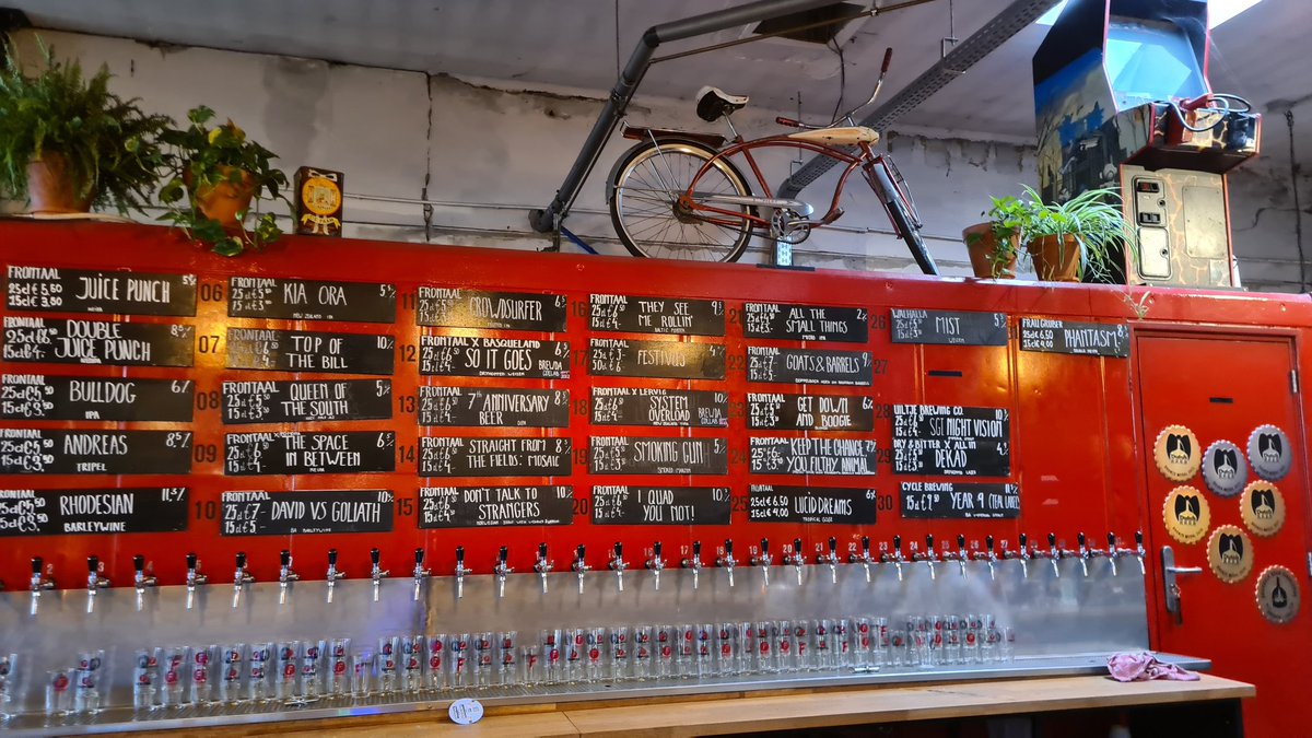 Schrijver_Laura's tweet photo. Pfff, je zou van minder keuzestress krijgen... 🙃
#bier #frontaal https://t.co/l07ILQEHOX