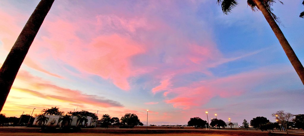 GessnerREAgent's tweet image. 🙏🙏🙏 Enjoy your Sunday #pembrokepines #followthepinkcar