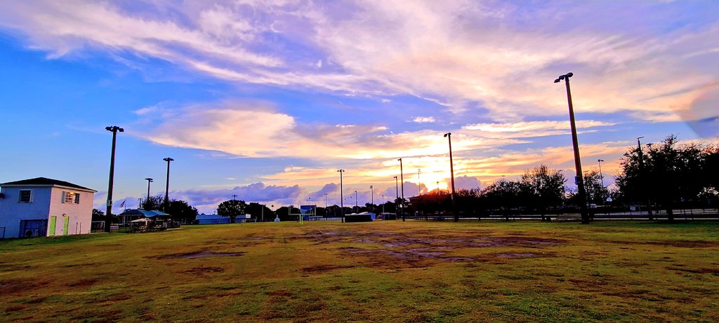 GessnerREAgent's tweet image. 🙏🙏🙏 Enjoy your Sunday #pembrokepines #followthepinkcar