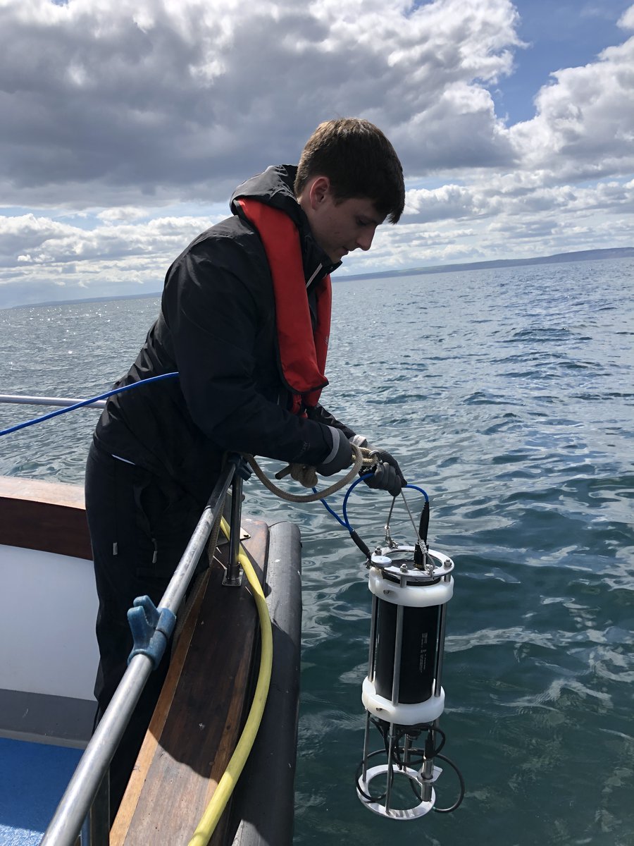 it's #CTDAppreciationDay here's <a href="/Dannhhill/">Dan Hill</a> doing the heavy lifting with the Valeport profiler during the spring bloom off Staithes.