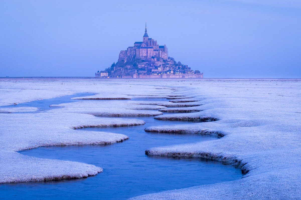Ce matin au Mont Saint Michel, le givre prenait place sur le plancher des moutons. Avec moins 5 degrés au compteur, dure de tenir sur place, même les méandres étaient gelés...