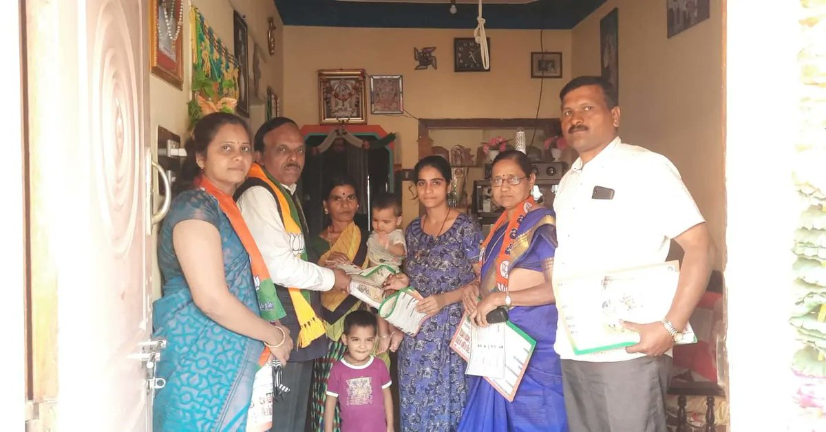 KSGBJP's tweet photo. ಶಿಕಾರಿಪುರ ನಗರ ಶಕ್ತಿ ಕೇಂದ್ರ ವ್ಯಾಪ್ತಿಯ ಭೂತ್ ನಂ. 134ರಲ್ಲಿ ನಡೆದ ಮತಗಟ್ಟೆಯಲ್ಲಿ “ಭೂತ್ ವಿಜಯ ಸಂಕಲ್ಪ” ಅಭಿಯಾನದ ಅಂಗವಾಗಿ ಕೇಂದ್ರ ಮತ್ತು ರಾಜ್ಯ ಸರ್ಕಾರಗಳ ಅಭಿವೃದ್ಧಿ ಮತ್ತು ಸಾಧನೆಗಳ ಮಾಹಿತಿಯ ಕರಪತ್ರವನ್ನು ಮನೆ ಮನೆಗೆ ನೀಡಲಾಯಿತು. 

#bsybjp #byrbjp #BYVBJP https://t.co/5CnwBQX312