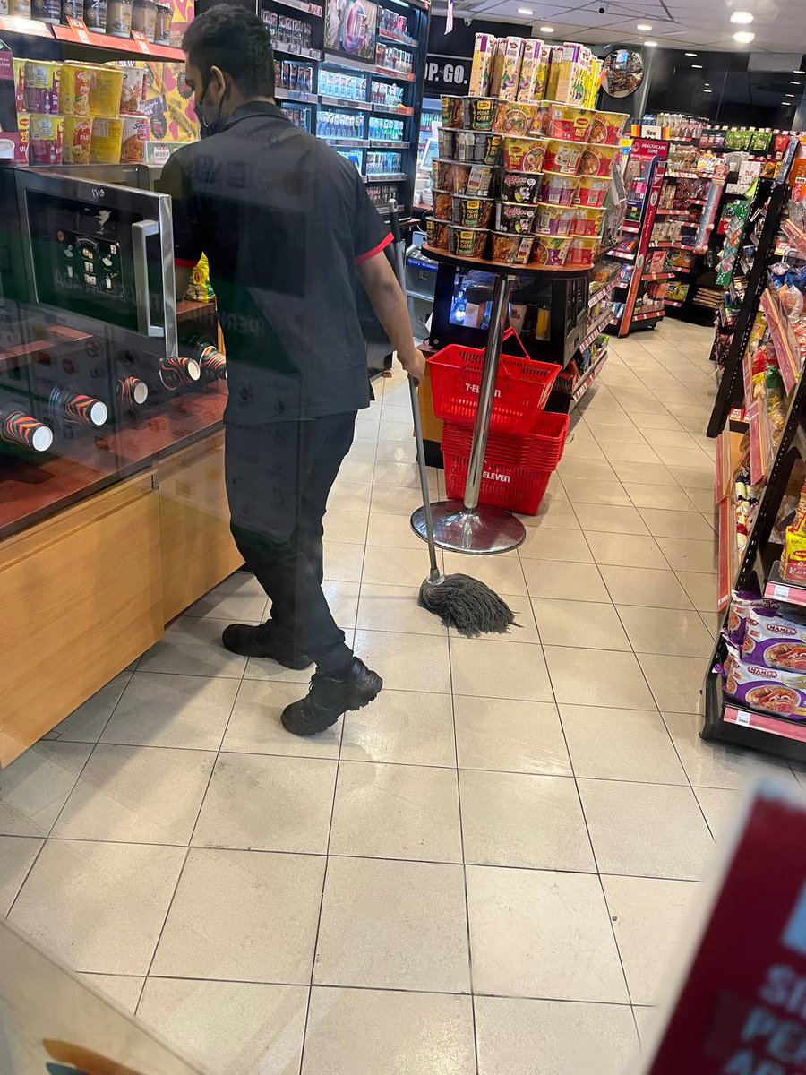 AshrafChak's tweet photo. Hello @7elevenmalaysia , tolong la brief staff korang untuk buat pembersihan dgn cara yg betul. Mop lantai pun masuk dalam microwave. Pengotor oi ! https://t.co/RrvPTH2W4u