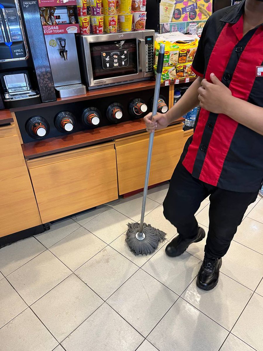 AshrafChak's tweet photo. Hello @7elevenmalaysia , tolong la brief staff korang untuk buat pembersihan dgn cara yg betul. Mop lantai pun masuk dalam microwave. Pengotor oi ! https://t.co/RrvPTH2W4u