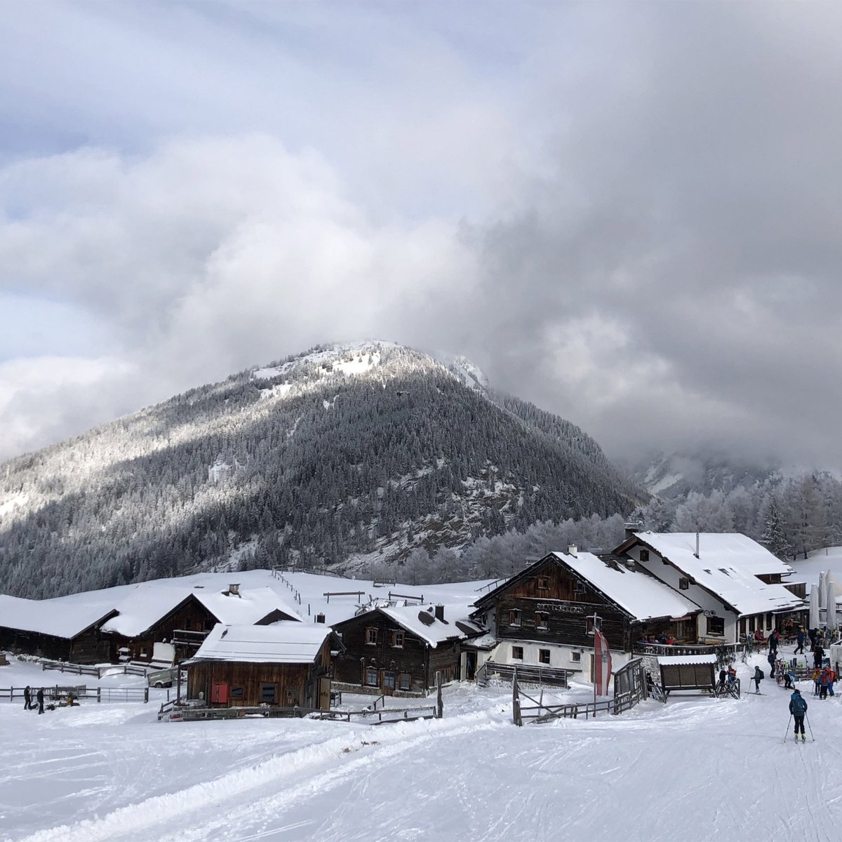 alpen_wetter's tweet photo. Rodelbericht #Sattelbergalm.🥇
Tolles Rodelerlebnis in tief verschneiter Winterlandschaft und super Essen (trotz Hochbetrieb alle freundlich). Die Bahn schnell und griffig ohne Eis und auch keine Hügel. Einziges Manko: Leider keine Schneewände.
#Rodeln #EndlichWinter #intirol https://t.co/c82YaC5XN4