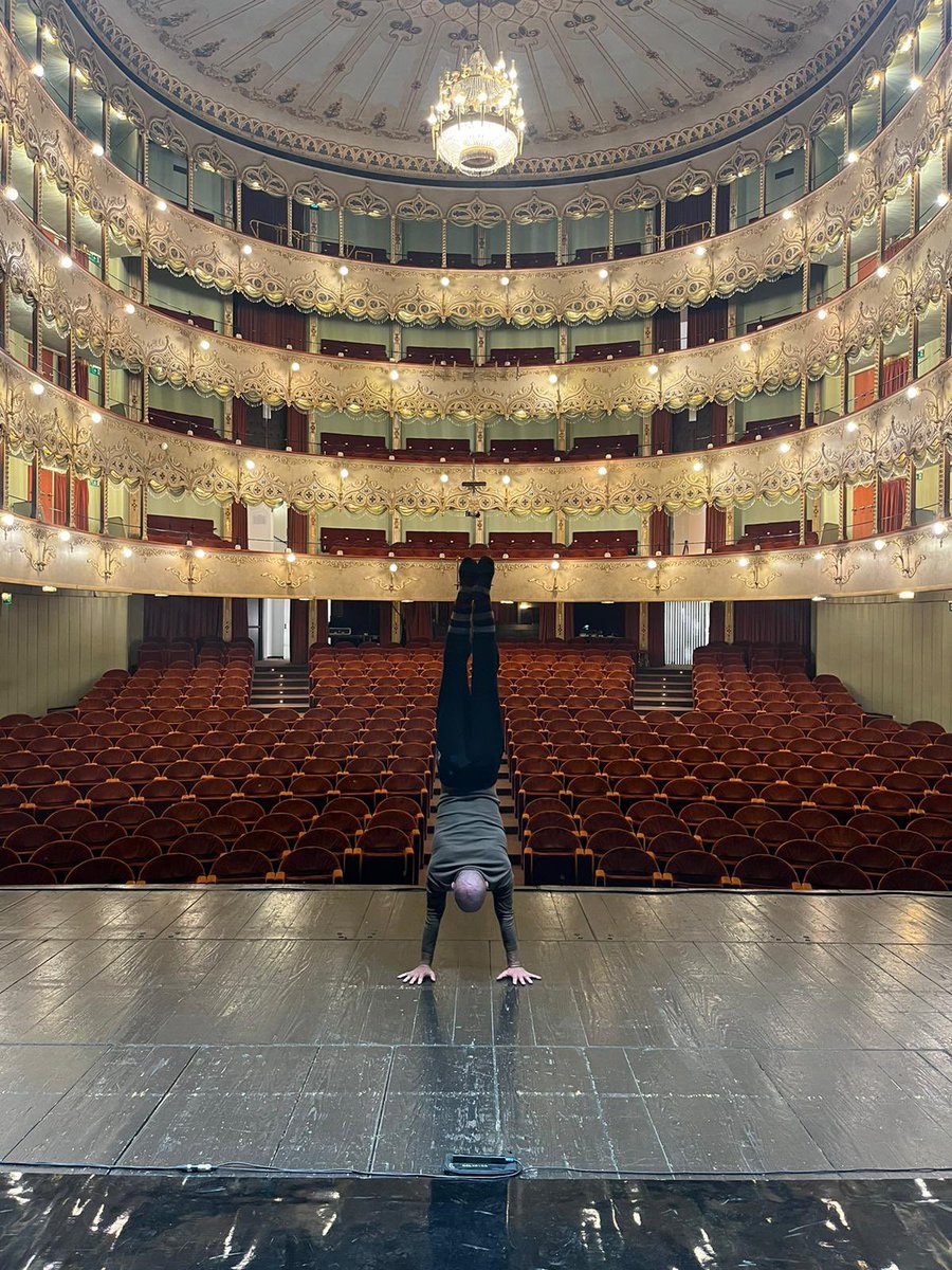 #training #handstand #venezia #teatrogoldoni #mezzora #ilfiglio #FlorianZeller #tournée 
📸 by @GiulioPranno