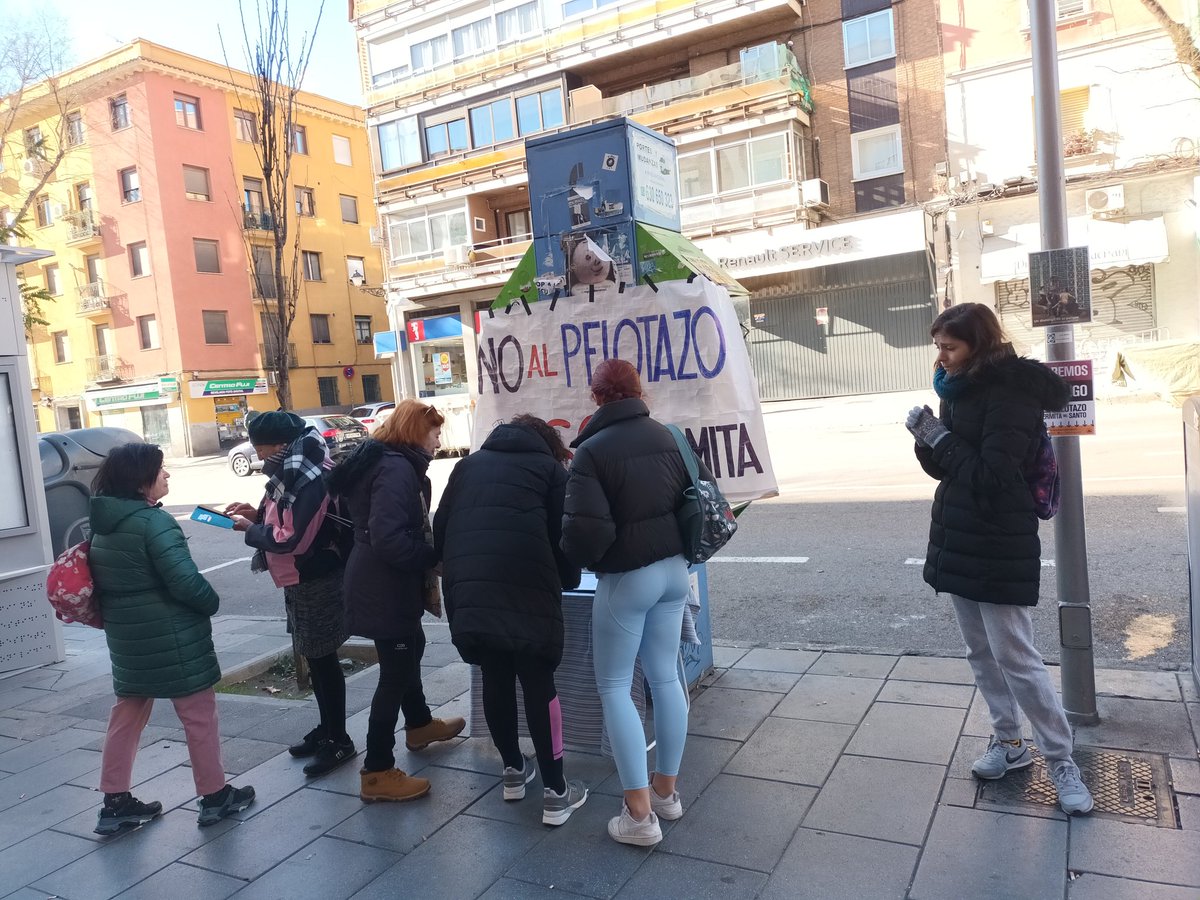 PelotazoErmita's tweet photo. Gran fin de semana para nuestro trabajo colectivo en 3 puntos. Las firmas de rechazo al #PelotazoErmita siguen creciendo y además intercambiamos información e ideas con la enorme cantidad de gente del barrio que se acercó.  💪😃🥳 Por #MadridVerdeHabitable https://t.co/hmxY79KI0e