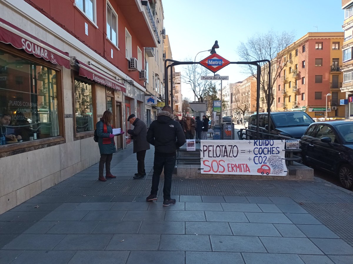 PelotazoErmita's tweet photo. Gran fin de semana para nuestro trabajo colectivo en 3 puntos. Las firmas de rechazo al #PelotazoErmita siguen creciendo y además intercambiamos información e ideas con la enorme cantidad de gente del barrio que se acercó.  💪😃🥳 Por #MadridVerdeHabitable https://t.co/hmxY79KI0e