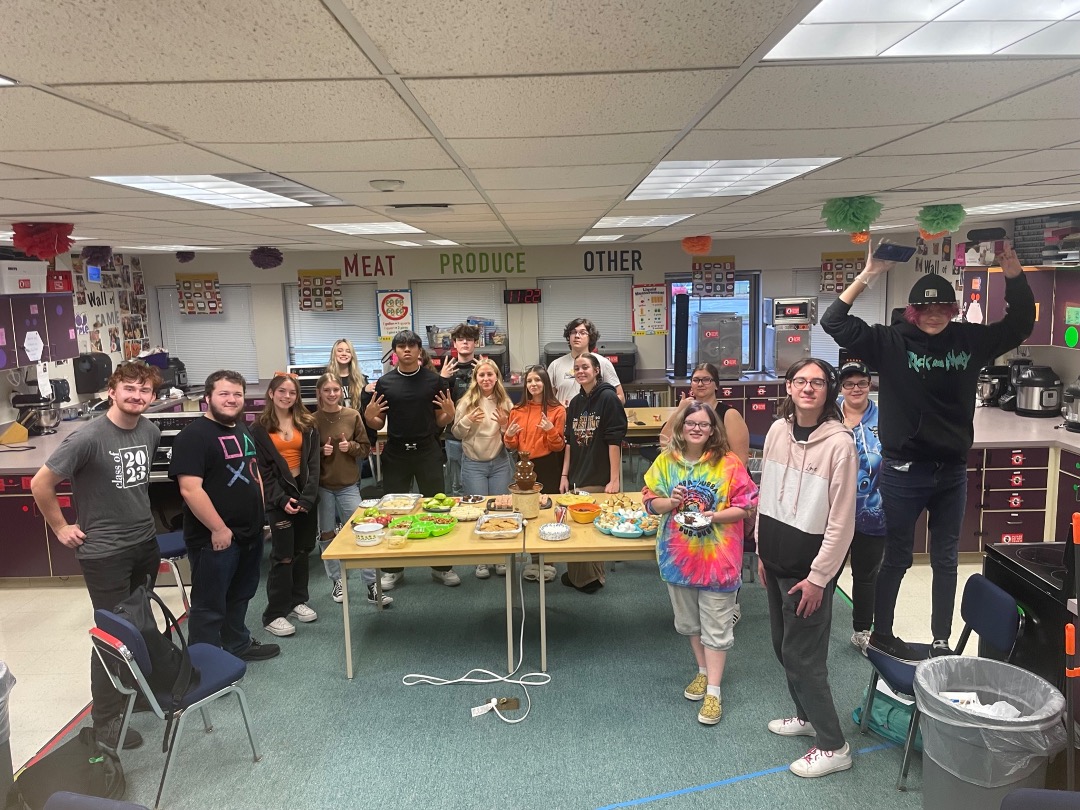 SpokaneVCTE's tweet image. Students in Advanced Foods learned the fine art of getting the desired temperature and properly cooling their product while making popcorn balls, saltwater taffy, and a chocolate fountain. 

#candy #CandyMaking #CulinaryArts #cooking  #students #HighSchool #CTE #SpokaneValleyCTE