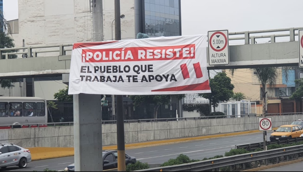 SofiaLopezLl's tweet photo. Carteles colocados en diversos puentes de las avenidas más concurridas en apoyo a la Policía Nacional del Perú. https://t.co/nG0QhzwAJZ
