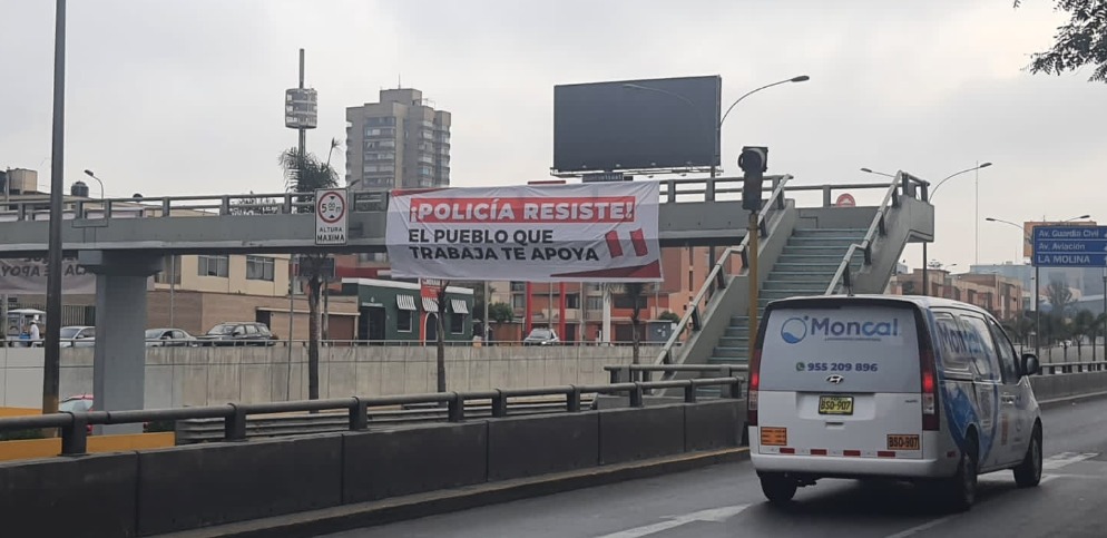 SofiaLopezLl's tweet photo. Carteles colocados en diversos puentes de las avenidas más concurridas en apoyo a la Policía Nacional del Perú. https://t.co/nG0QhzwAJZ