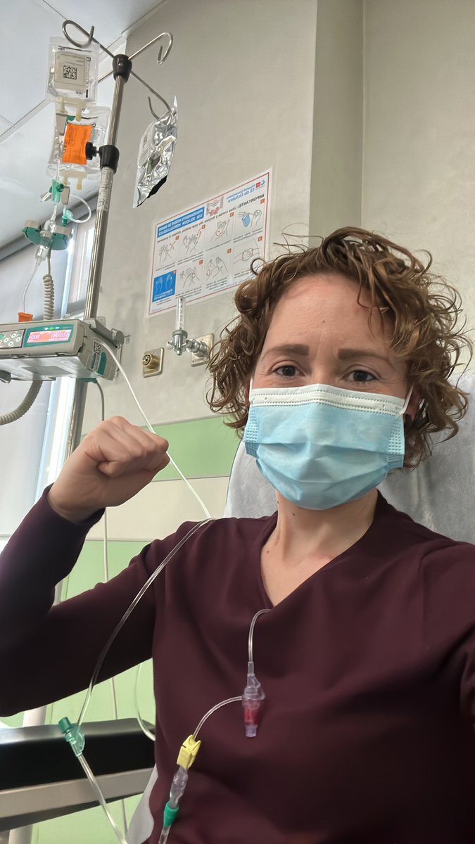saradux's tweet photo. Hace tiempo que no aparezco por aquí. #trastuzumabderuxtecan dejó de funcionar y ahora llevo 4 ciclos de #trastuzumab y #lapatinib . Aún no sé como va el “bicho”, pero seguimos aquí dando visibilidad al #cáncerdemamametastásico y siempre hacia adelante.
#hospital12deoctubre https://t.co/1GGOML9oNI