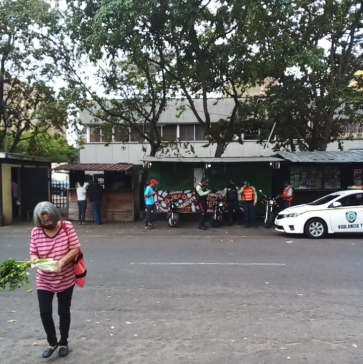 #22Ene 11:10 AM | Funcionarios de la Policía Municipal de Caroní se mantienen en la calle China del sector La Churuata para evitar la instalación de puestos de economía informal, según una ordenanza de una comisión de la Alcaldía de Caroní.