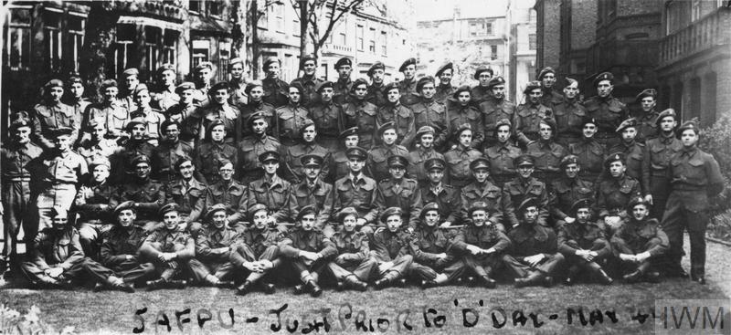 Normandy661944's tweet image. Officers and men of No. 5 Army Film and Photo Section shortly before the start of the Normandy campaign, May 1944. O/C Major Hugh Stewart is seated in the middle of the second row.
© IWM HU 109820
iwm.org.uk/collections/it…