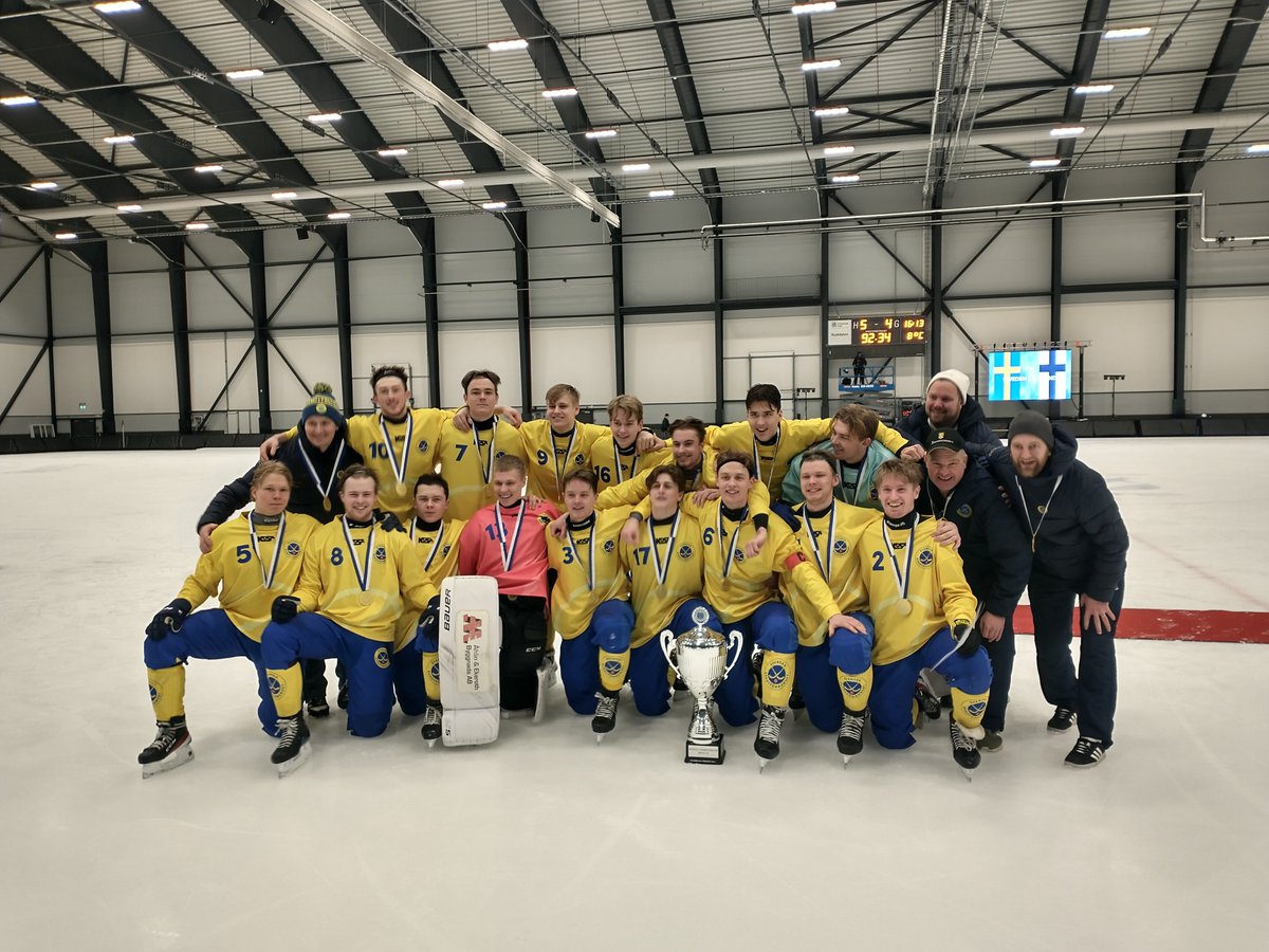 Bandyallsvensk's tweet photo. Vilken rysare det blev när Sveriges P-19-killar besegrade Finland med 5-4 (4-4). Sverige vände ett tidigt 0-4 underläge🌟🏑. Dubbelt VM-guld idag för Sverige🥳 mer senare
📷: @Bandyallsvensk
#svbandy #bandyfest #worldcup # https://t.co/JQjdPwI5hS