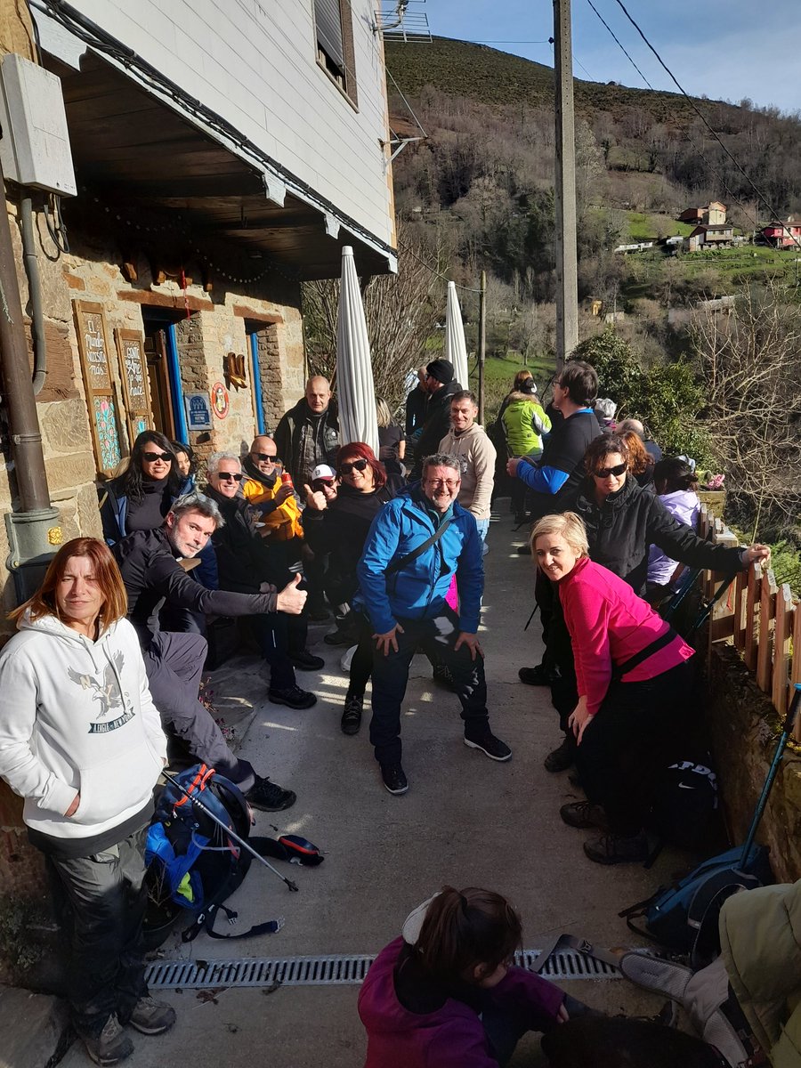 Ay madreeeeeeee 😱
Que tenemos aquí a los amig@s disfrutones en el photocall de los Premios Príncipe de Asturias 🤭
Esperamos veros mucho por aquí 👏🏻👏🏻👏🏻👏🏻
(😳nun se aprecia bien la envergadura del asunto 🫣)
#lacaleyuca #chigre #bartienda #lagüeriadeurbies #bardepueblo