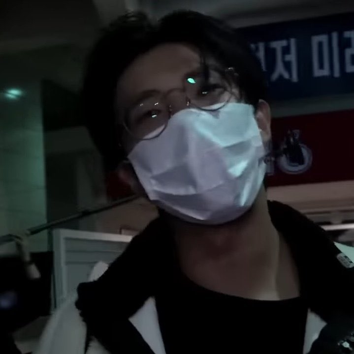 euseokwrs's tweet photo. por que ninguém está falando sobre kim namjoon usando óculos???? https://t.co/4l8a4tieCT